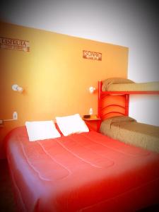 门多萨SPACIO HABITACION APART Baño Privado Estar con microondas y frigobar的配有两张双层床的宿舍间内的一张红色床铺