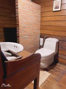 Ban Pa MuangLantana House的浴室配有白色卫生间和盥洗盆。