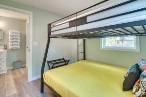 GroveGrove Lakefront Cabin with Water and Dock Access!的一间卧室配有一张带黄色床罩的双层床