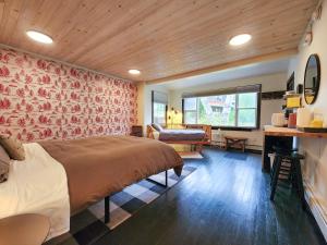 派恩希尔Belleayre Lodge的一间卧室设有一张床和一间客厅。