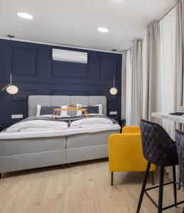 里耶卡Area1 Center Luxury Apartment with sauna的一间卧室设有一张蓝色墙壁的大床