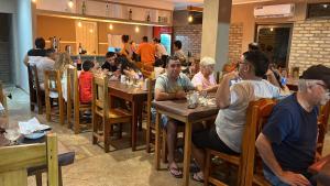 伊瓜苏港法米利亚公寓式酒店的一群坐在餐厅桌子上的人