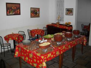 门德斯Hotel Madrid的一张桌子,上面有食物,上面有红色桌布