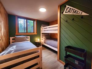 派恩希尔Belleayre Lodge的一间带两张双层床和一张双层床的小卧室