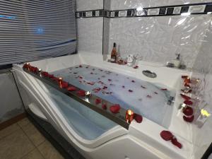 利马Hostal DRABA的浴缸内有玫瑰花,沾满血