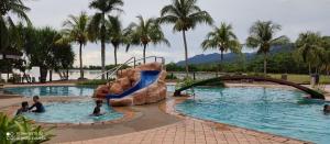 珍南海滩Villa Dalam laut 530的度假村内带水滑梯的游泳池