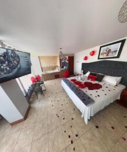 利马Hostal DRABA的一间卧室配有一张玫瑰花大床