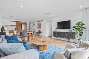 霍巴特Designer Apartment - giant terrace - city location的客厅配有两张沙发和一张桌子