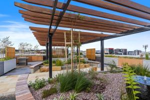 霍巴特Designer Apartment - giant terrace - city location的一个带木制凉亭的屋顶花园