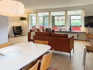 岑讷Holiday home Tønder III的客厅配有沙发和桌子