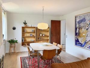 岑讷Holiday home Tønder III的一间配备有白色桌椅的用餐室
