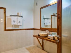 Sebayur科莫多度假酒店的一间带水槽和镜子的浴室