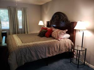 泰勒Midtown Southern Charm的一间卧室配有一张带枕头的床和两盏灯。