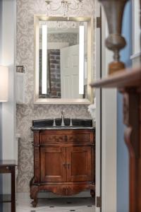 萨凡纳汉密尔顿-特纳酒店的一间带木制水槽和镜子的浴室
