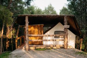 布兰森Treehouse Cozy Glamping Site的树林中的小屋,带围栏