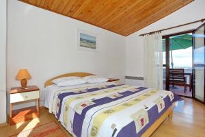 特孔Apartment Tkon Rutak的一间卧室配有一张床,享有海景