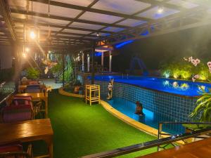 功孟海滩Krabi Villa Phu Khao Private Resort的绿草丛中的游泳池