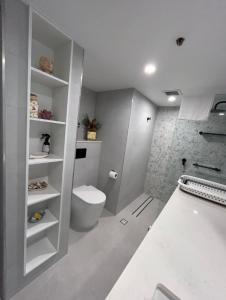 黄金海岸皇家棕榈海滩酒店的白色的浴室设有卫生间和浴缸。