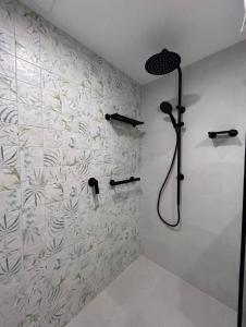 黄金海岸皇家棕榈海滩酒店的带淋浴喷头的浴室