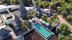 MaujawaKANDORA Luxury villas的享有带游泳池的房屋的空中景致