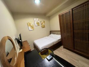 雅加达Choska Residence的一间小卧室,配有一张床和镜子