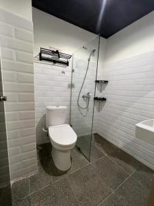 雅加达Choska Residence的浴室配有卫生间、淋浴和盥洗盆。