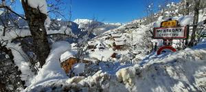 MontagnySki Chalet - Chez Helene Ski fb的房屋旁边的雪地标