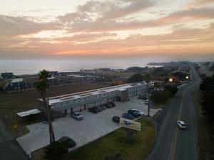 圣西米恩圣西蒙海风旅馆的一座拥有停车场的建筑,毗邻大海