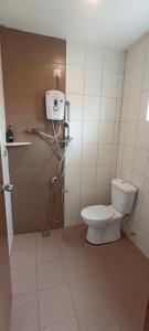 丹那拉打Rovers Inn Guest House的一间带卫生间和淋浴间的浴室