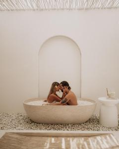 坎古MAJA Canggu的两人坐在浴室的浴缸里