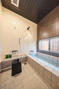 秩父市町住客室 秩父宿的一个带游泳池和窗户的大浴室