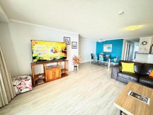 马库拉By The Beach Relaxs - 3 Beds 2 Bath-Pool-Tennis-Golf的客厅配有沙发和桌子