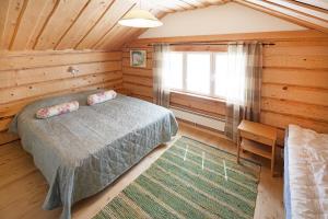 Sysmä特拉勒托尔帕度假屋的一间卧室设有一张床和一个窗口
