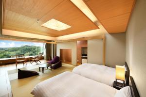 所泽市掬水亭旅馆的酒店客房设有两张床和大窗户。