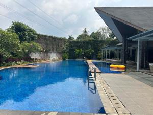 Gadok 1Five Leo’s villa的一座大型蓝色游泳池,位于房子旁边