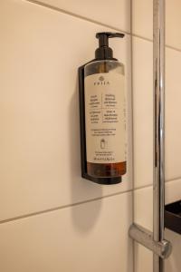 格拉maremar - Design Apartment - Luxus Boxspringbett - Zentral - Arbeitsplatz - Highspeed WLAN的浴室内架子上摆放着一瓶肥皂