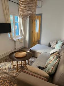 西迪·布·赛义德Tolila Sidi Bou Said, grande terrasse avec vue的客厅配有沙发和桌子