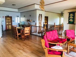 留尼汪Villa Des Flots的一间带椅子的客厅和一间餐厅