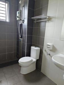 Bandar PenawarComfortable House w AC 4 Bedrooms WIFI PS4 near Desaru Beach的一间带卫生间和水槽的浴室