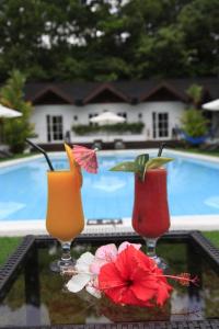 科隆Sunz en Coron Resort的坐在桌旁的三杯鸡尾酒