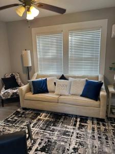 伯明翰Harris Home的客厅配有白色沙发及蓝色枕头