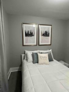 伯明翰Harris Home的卧室配有一张白色床,墙上挂有两张照片