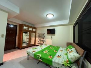 芭东海滩Hideaway House Patong的一间卧室配有一张床和一台平面电视