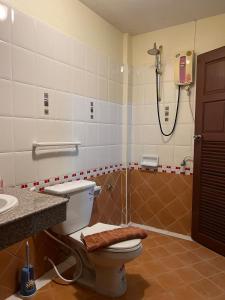 芭东海滩Hideaway House Patong的带淋浴、卫生间和盥洗盆的浴室