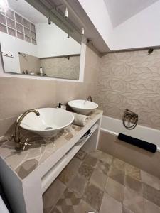 马贝拉Morgan apartamentos Marbella centro的一间带两个盥洗盆和大镜子的浴室