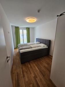因斯布鲁克Stylish Apartment in Innsbruck + 1 parking spot的卧室,卧室配有一张床,卧室位于带门的房间
