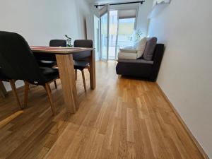 因斯布鲁克Stylish Apartment in Innsbruck + 1 parking spot的一间带桌子和沙发的用餐室