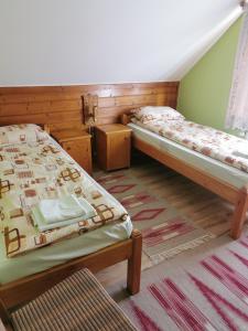 CiumaniEmília vendégház的双床间设有2张单人床。