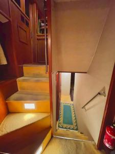 巴塞罗那Hotel Yacht Our Alissa的一条绿色和黄色火车上的楼梯
