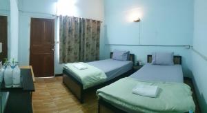 湄宏颂马洪颂PLP旅馆的客房设有两张床和一张桌子